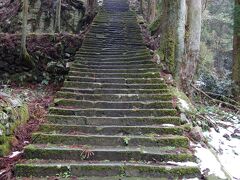 佐毘売山神社(さひめやま)です。
龍源寺間歩の出口から少し下っていくと、苔むした長い階段が現れます。