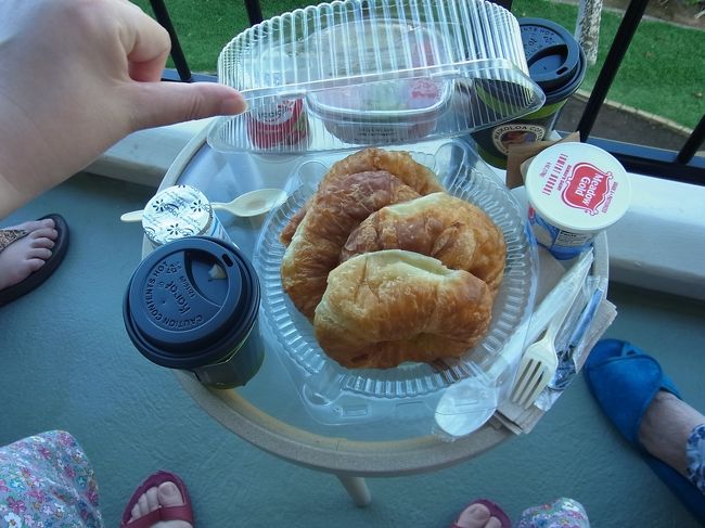 2日目の朝です。オーシャンタワーのボート乗り場のすぐ近くに「キモビーンズコーヒー」のショップがあり、そこでコーヒーをテイクアウト。ラナイで朝食をいただきまーす。スペースは小さく、3人が横に座るのがせいいっぱい。だけど景色は最高！