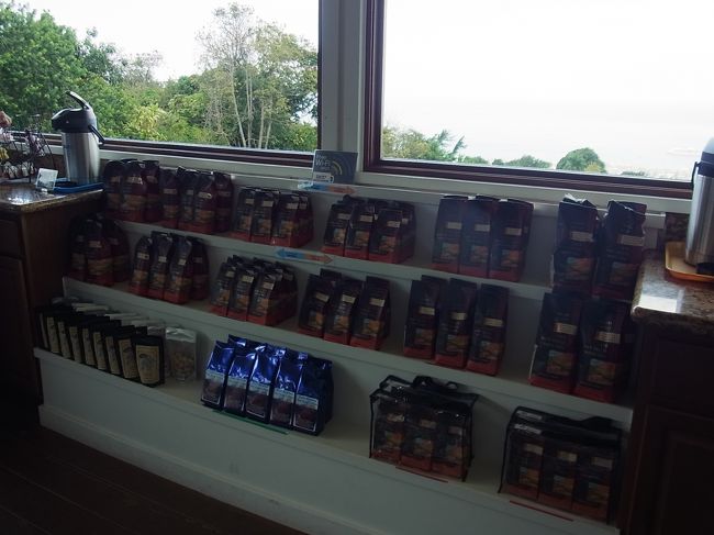 たっぷり試飲できてうれしい。マカダミアナッツの試食も。