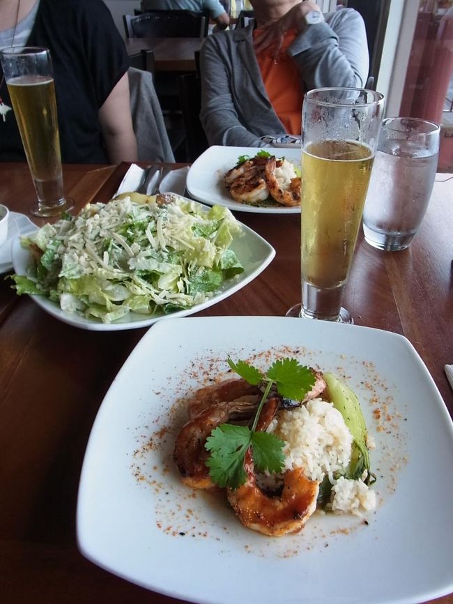 火山の近くにあるレストランで、先に晩ご飯をいただきます。シュリンプ料理。火口が見えるかも、ということでしたが、あいにくの天気で外は真っ白。