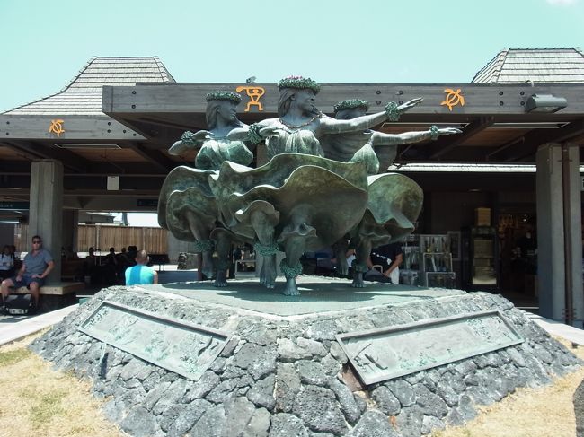 3日目はホノルルへの移動日です。あっという間に時間が過ぎていくー！写真はコナ空港。フラダンスのオブジェの前で、「また戻ってくる！」と誓ったのであります。<br /><br />＜2014 GW母娘旅・ホノルル編＞に続きます♪