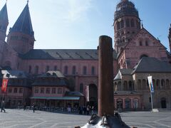 マインツ大聖堂（Mainz Cathedral）と巨人の柱（Heunensäule）とマルクト広場（Markt）