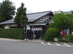 隙間から美術館を覗いていたら、急にまた小雨が。ちょうど向かいにあるお蕎麦屋さん「寿々喜」が開店したので、早めのお昼をとることにしました。