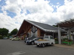 「Vif穂高」というお店。道の駅みたいなお店が好きなので覗いてみましたが、観光客というより地元の人がお買物してました。野菜とかね。