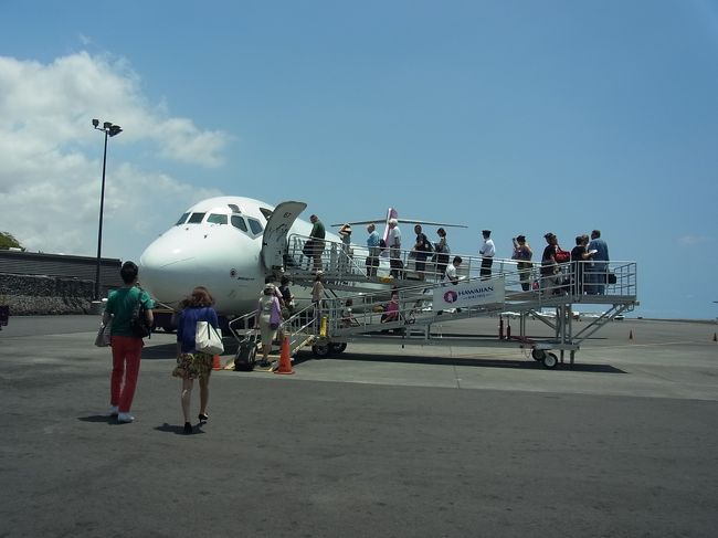さぁ、ホノルル空港に到着しました！国内線の飛行機は小さくて、タラップを降りて歩いて到着口へ（写真はコナ空港で乗り込む時のもの）。もうこの時から、ワクワクです。<br /><br />空港からアラモアナのJTBカウンター経由でホテルまで。アラモアナでは降りずに、ひとまずホテルに向かいます。