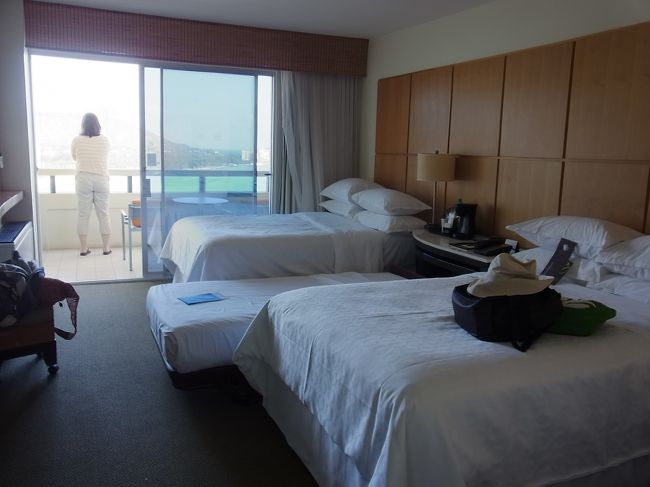 ホテルは一部屋を3人で使用するので、エキストラベッドが入ります。ツインベッドの間に、ギュ―ッと挟まってる小さなベッドがエキストラベッド。小さいですが、寝心地は良かったです。<br /><br />誰が寝るって？　<br /><br />そりゃ、壮絶なじゃんけん大会の結果、決めるのですｗ