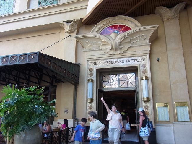 ちょっと休憩した後は、さっそく街歩きへと繰り出します。<br /><br />その前に…、と向かった先は「チーズケーキファクトリー」。<br />定番＆激混みレストランですが、16時ごろだったためかすんなり入れました。