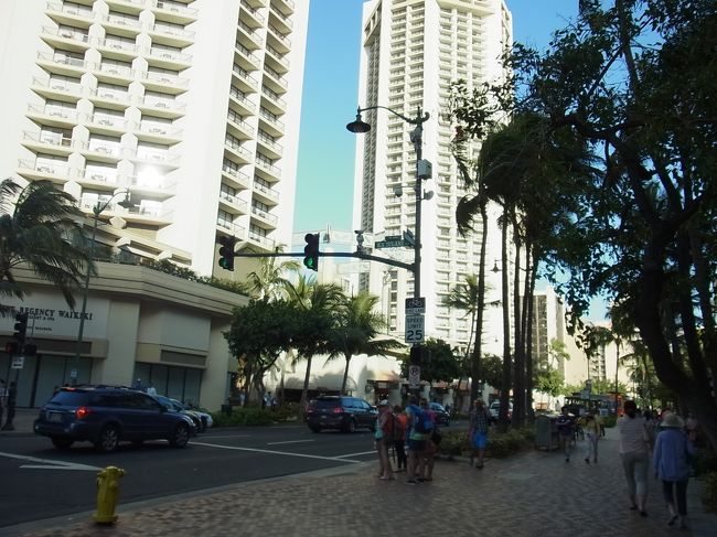 さぁさぁ、カラカウア通りを散策です。