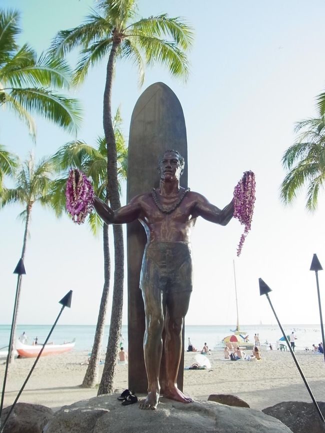 デューク・カナハモク像にごあいさつしました。