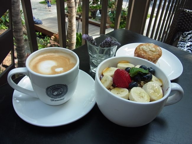 ここから2日目です。ホテルの朝食がついていないので、外へ。<br /><br />シェラトンの隣にあるロイヤルハワイアンセンターの2階「アイランド・ヴィンテージ・コーヒー」のアサイボール！　実は、アサイボールは初挑戦だったのですが、とっても美味しくて大好きになりました。人気あるのわかるわ〜。ただし、朝イチから混雑するので、時間に余裕を持って行くべし、とメモ。