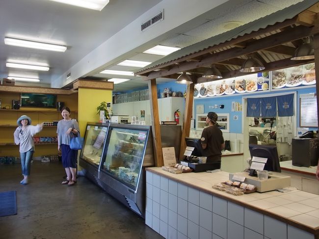 ツアーでは、レンタカーなど足がないと、なかなか立ち寄りにくい場所に連れて行ってくれます。まずは、「ヤマーズ・フィッシュマーケット」へ。新鮮なポキのお店です。