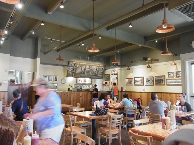 お客さんが続々！ 店内は広々としていて、くつろげる空間になっています。テラス席もありました。