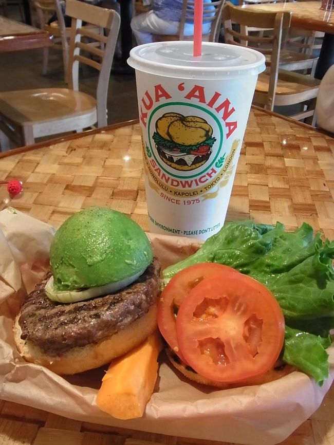 オーダーしたのは、アボカドバーガー。大きなアボカドがそのまま半分乗っかっています。ボリューム満点！ このあと、ほんとうのランチとしてガーリックシュリンプを食べる予定なので、あくまで軽くですｗ　なので、3人でシェアしましたが、十分の食べ応え。お味は最高！