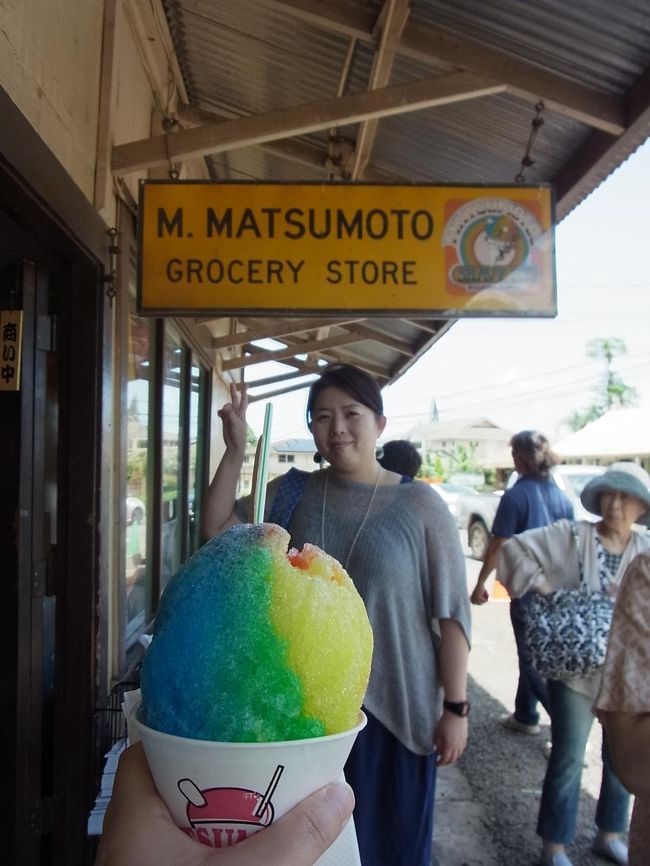 超有名店、「マツモトシェイブアイス」です！ レインボーを注文してみました。色のわりには意外とさっぱりしていて、とっても美味しい！ ひとときの涼を満喫します。