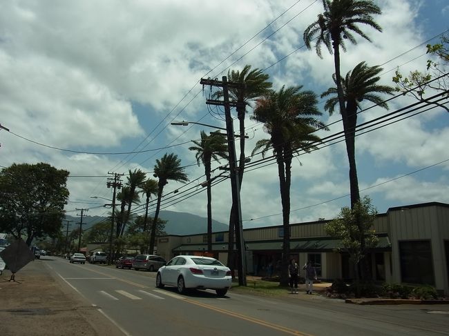 次に訪れたのは、ハレイワの街。スーパーの駐車場で解散し、軽食＆ぷらぷらと散策開始です。