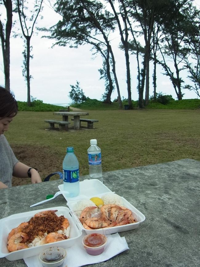 先程のロミーズから少し離れた「ココロリオ・ビーチ」で、念願のガーリックシュリンプをいただきます。