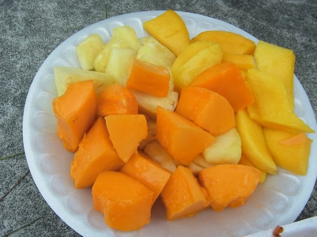 そして、フルーツスタンドでガイドさんが購入してくれたカットフルーツを、みんなで分け合って食べました。フレッシュで美味しかった〜。