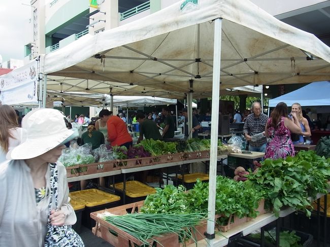 最後に、カイルアタウンへ。夕方5時にオープンするという「カイルア・ファーマーズ・マーケット」をぷらぷら。<br />