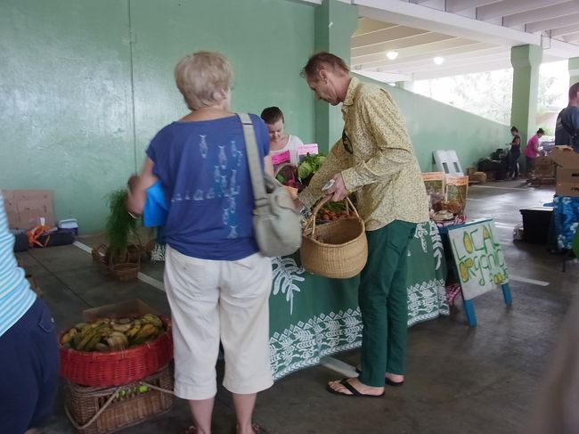 ローカルと一緒に、ゆったりと買い物ができます。