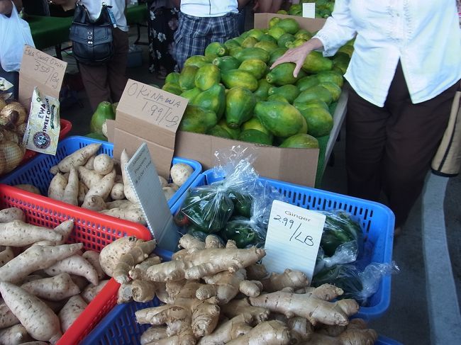 産地直送の新鮮な野菜やフルーツがいっぱい。