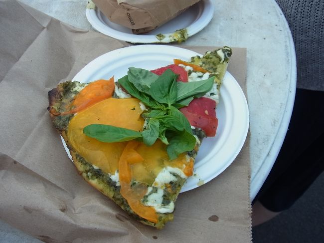 KCCファーマーズマーケットでもおなじみの、フレッシュトマトのピザや、パシフィクールのジンジャーエールも売っていたので、しっかりいただきました。<br /><br />ほんとうに食べてばっかりだ！笑<br /><br />まる一日のグルメツアー、ほんとうに楽しかった！ レンタカーで行ってもいいけれど、ガイドさんのちょっとした小話を聞きながらのローカル旅も、いいもんですね。<br /><br />つづきは＜2014 GW母娘旅・ホノルル編 〜朝市・ダウンタウン・お土産〜＞にまとめます！