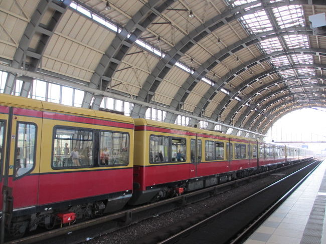 アレクサンダー・プラッツ駅<br /><br />「一日フリーパス」を買い<br />列車を利用しポツダムへ<br />列車に乗ったり<br />バスや地下鉄に乗ったりと<br />ツアーバスで動くのとは<br />また違った楽しみがありました