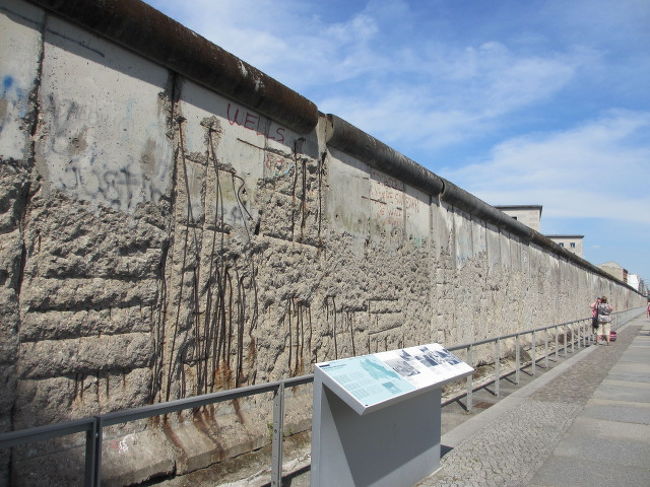 ベルリンに戻り<br />昨日車窓から見た壁を<br />じっくりと