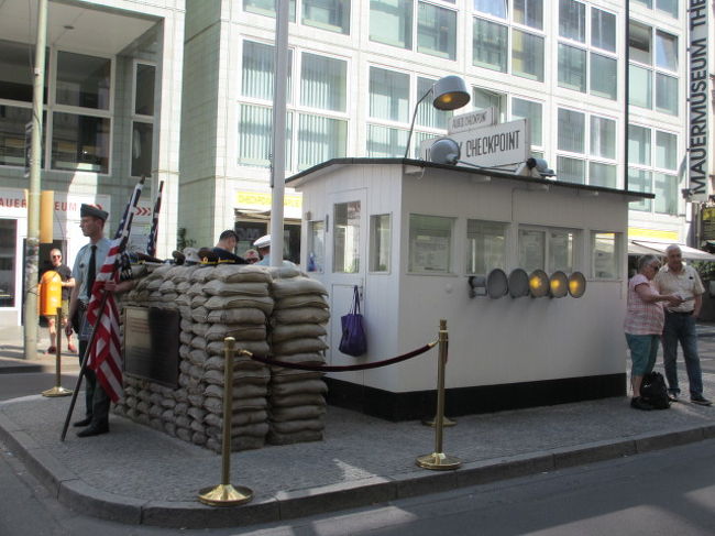 チェックポイントチャーリー<br />（検問所）