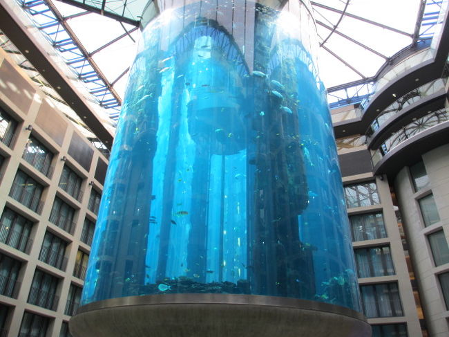 宿泊ホテル<br />ラディソン ブル ホテル、ベルリン<br /><br />ホテル内ロビー真ん中に<br />ど〜んと鎮座する水槽<br />中心部にエレベーターがあり<br />内部見学できるそうです