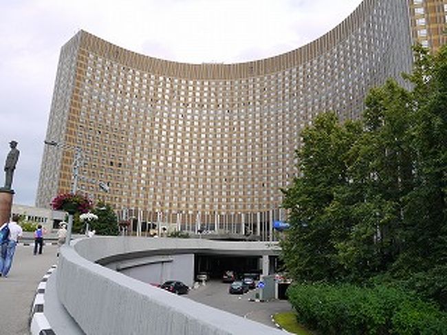 夜の7時30分に始まり、途中休憩入れて、２時間半ぐらいだったでしょうか<br />コサックダンスなども含めて、歌やミュージカル、バレエなど盛りだくさんで、<br />ストーリーもあったのかもしれません<br />バレエ学校の生徒のショーだそうで、踊りはとても綺麗です。<br /><br />１５００ルーブル（４０００円ほど）でした 　　　<br />日本でオプションを頼んでいたら、本場のボリショイサーカスが１５０００円、　<br />オペラ、バレエに至っては２５０００円となっています<br />もちろん上演時間も違いますし、観劇場所の建物も見応えのあるもののようです<br /><br />しかし、十分、ショーダンスを楽しむことが出来、ほんとに良かったです<br /><br />ホテルに戻ると捻挫をしてしまった彼女は、ホテル厨房からたくさんの氷を貰い、しっかりと冷やして、<br />これから休もうと言うところでした。<br />思いの外、腫れもひどくなく、ちょっと安心しました<br />出来るだけ、静かに急いで、明日の準備をして、私も就寝します。