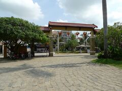 ☆Vinh Hung Riverside Resor

朝の散歩はホテルの外をぶらついてみる。
今朝は朝から暑い。