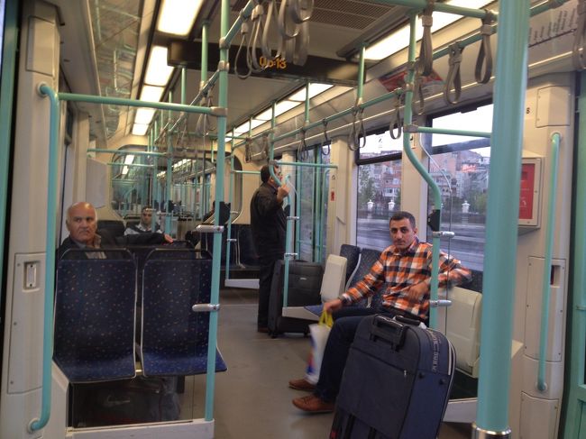 イスタンブール到着、朝5時前。<br />3度目のイスタンブール、あいにくの雨です。<br />6時から動き出した始発のメトロに乗って、市内へ向かいます。<br />トランジットなので荷物は無し、楽チンです。<br />