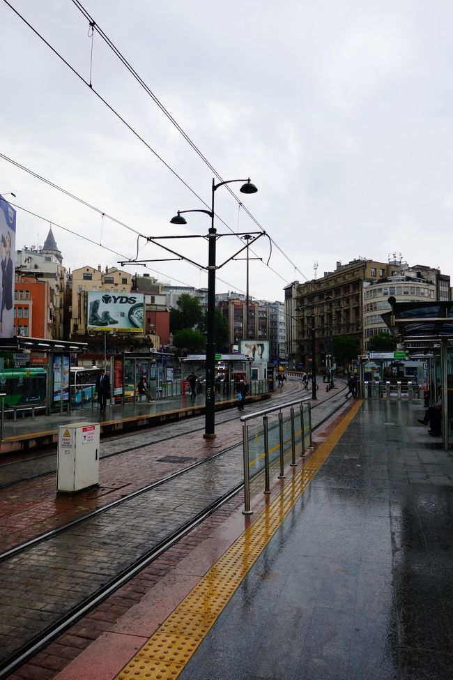 メトロとトラムを乗り継いでカラキョイに到着。<br />3リラ+3リラで合計一人片道6リラ(285円ほど）<br />傘をさしてお目当てのレストランへ向かいます。<br />ネットで天気予報を注視していたものの、ここまで当たるとは。<br />昨年の南フランスに続き、｢初日からこれかい？｣って感じ。