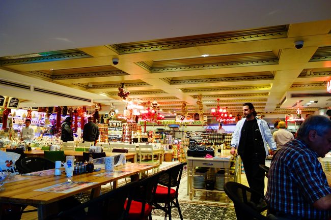 7時過ぎにお目当ての朝食のレストランへ到着。<br />朝一なのでお客さんはそこそこ。<br /><br />お店のHP→ http://www.namligurmeler.com/