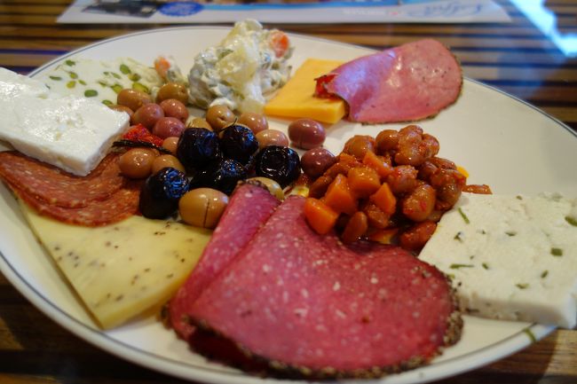 最初注文の仕方に戸惑いますが、<br />要するに好きな物を指摘したら適当に盛ってくれます。<br />