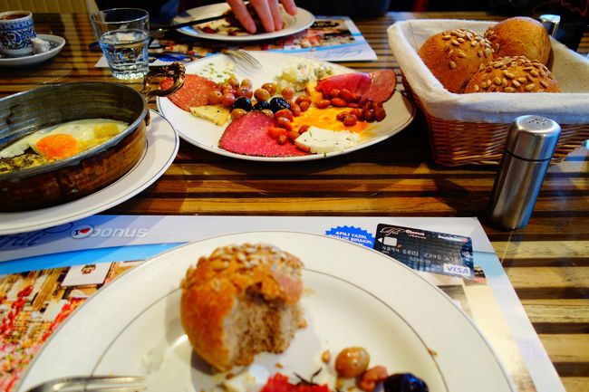 チーズやサラミ、豆やオリーブに加え、<br />卵料理をオーダーし、パンは付属。<br />相棒はトルココーヒー、私はチャイを注文。<br />どれも美味しかったです。<br />一人1000円ほどだったかと思います。