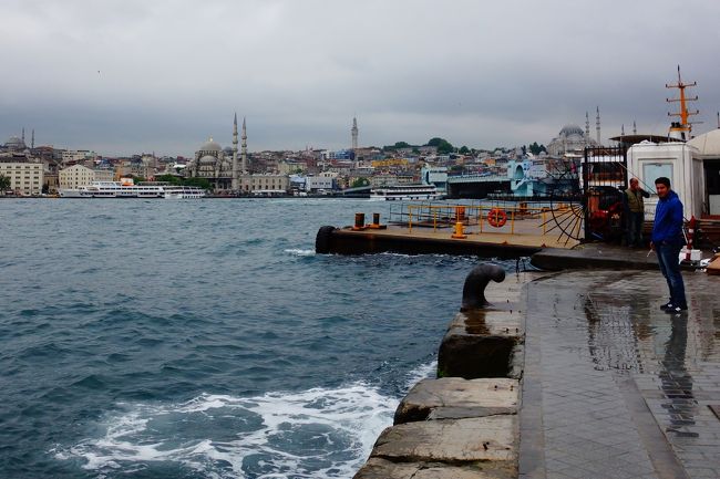 小雨の中、街を散策開始！<br />レストランを出るとそこはもう海。<br />旧市街が見渡せます。