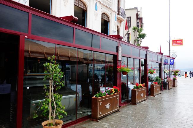 海沿いにはレストランがいっぱい。