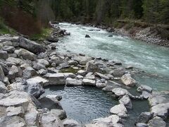 【第１位】
Lussier Hot Springs 

East Kootenayのホワイトスワンレイク州立公園内にある天然の野天温泉です。
年間通して、無料で利用できます。

山間部の砂利道脇に小さなパーキングがあり、そこから川原まで階段が続いています。
川原まで下りると、温泉が湧き出ている場所があり、大きな石で囲っただけの露天風呂が川の近くまでいくつかあります。

ここの温泉は、かなり日本の温泉に近いです。

また、キャンプ場が近くにあるので、夏の週末は家族連れが多く、とっても賑わっていますので、静かに入りたい人は平日の早朝が良いと思います。

【場所】ブリティッシュコロンビア州、Whiteswan Lake州立公園内

【アクセス】★★★
州立公園なので、一応、砂利道はそれなりに整備されているものの、大きな穴があったり、大きな石がとびだしていたりして、山間部の狭い砂利道脇には全くフェンスがないので、運転にはかなり注意が必要です。

でも、他の野天温泉に比べたら、断然に行きやすい場所なのは確か。

【露天風呂】
川沿いに大きな石で囲まれただけの自然の露天風呂がいくつか
43.3℃で、下の川に近くなるにつれて温度が低くなっていきます。

【湯質】
塩化物、ソジウム
少し青みがかった透明のお湯で軽い硫黄の匂い
掛け流し状態、濾過、塩素消毒はされていません。

【お勧め度】★★★★★
カナダの温泉の中では、ここがずっと断トツで一位でした。
水着着用ですが、かなり日本の温泉に近く、大自然の中で川を見ながら入る露天風呂はサイコーです。
ただ、夏の週末は混むので避けた方が懸命かも。平日の早朝なら空いていると思います。

【関連旅行記】
アメリカ３州・カナダ２州、国境沿いドライブの旅２週間２０１６　４３、温泉宿から、野天温泉経由、温泉宿へ（Fairmont Hot Springs、Lussier Hot Springs 、Ainsworth Hot Springs）
http://4travel.jp/travelogue/11242259

カナダ西部・気ままなキャンピングカーの旅・12日間　その６
http://4travel.jp/travelogue/10572190