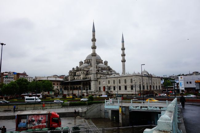 ガラタ橋から一番近いモスクへ行ってみます。<br />道路を横断するには地下道から。
