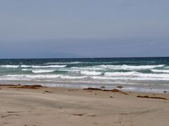 島の西側にある長浜海岸。その名のとおり長い長い浜辺が続いています。