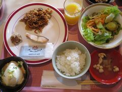 8:00　ホテルニューパレスで朝食ビュッフェ
こづゆ、カレー焼きそば、まんじゅうの天ぷらもあります。
品数は少ないですが、お値段が500円なのでこれはこれで十分かと。