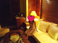 気づいたら、ブセナ！　21:00頃到着。


旅行プランは私がすべて立てていたので、もちろんブセナのHPや他の方の旅行記＆写真はチェック済み。
にもかかわらず、やはり自分の目で見ると、ロビーの素敵さには感動しました。

日本じゃないみたい！！！

何も知らない旦那様はひたすら驚いていました。



そして、、、
クラブフロアを予約していたので、クラブフロア宿泊者専用のチェックイン場所があるとネットに書かれていたのですが
そのままロビーで待たされていると、、、

「もしよければ、クラブコテージというホテル棟とは離れた場所にあるコテージがありますので、そちらにご変更も可能ですよ。」と！！！


神様に感謝です☆


お部屋に案内していただき、幸運に乾杯しました。


