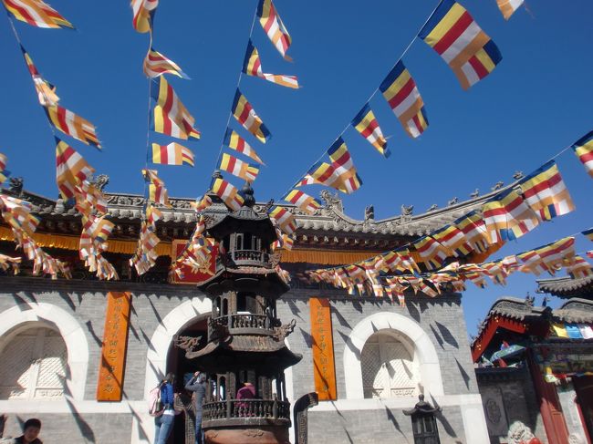 五台山は、四川省峨眉山、安徽省九華山、浙江省普陀山とともに、中国四大仏教名山の一つです。チベット仏教の影響を受けており、色鮮やかな旗や幟が多くみられます。<br />東西南北と中央の五つの平らな峰（台頂）があることから、五大山と呼ばれています。