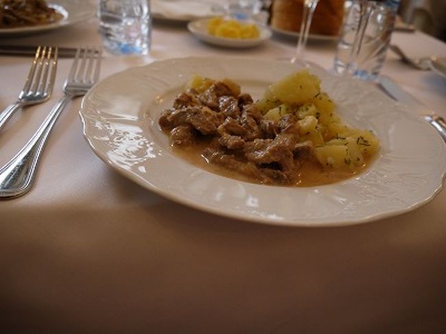 ロシアと言えば「ビーフストロガノフ」<br /><br />「ビーフストロガノフ」は、伝統的ロシア料理ですが、宮殿の台所で、グルメ思考だったストロガノフ伯爵のために作ったことで、<br />その名にちなんでいます。今もなお、サンクトペテルブルグに、その宮殿は残っているそうです。