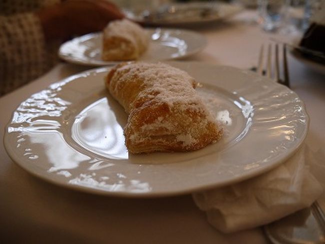 これは、デザート<br /><br />また、酸味のある黒いパンは、必ずと言っていいぐらい出ます<br />