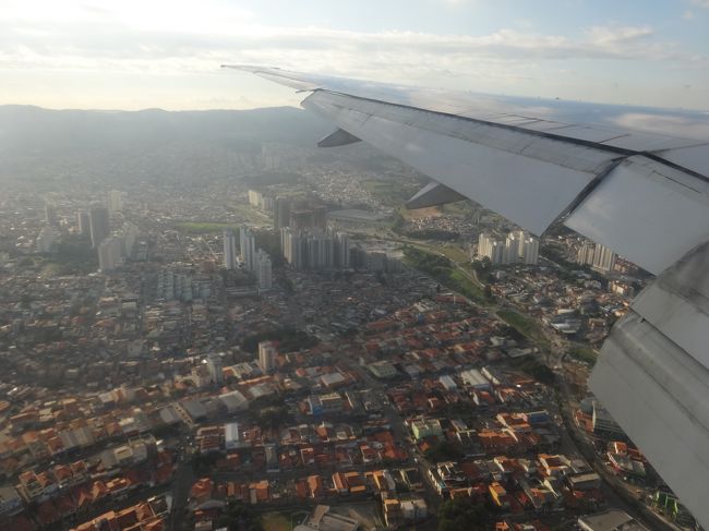サンパウロ到着前の飛行機から<br />大都市である