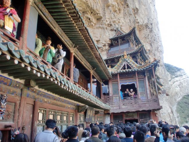 中に入っても、狭い通路と階段の連続で大渋滞です。こんな大勢の人が約１５００年前に建てられた寺に入り、崩れ落ちないかと、少しどきどきしました。