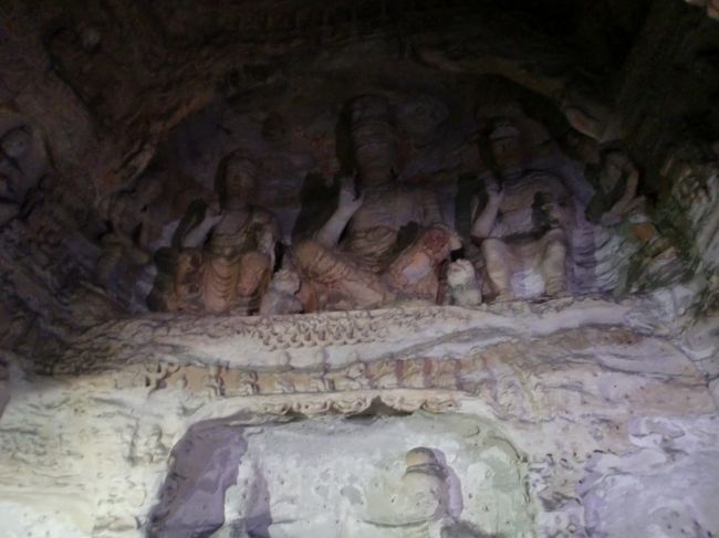 敦煌の莫高窟は色彩の劣化を防ぐため写真撮影禁止でしたが、雲崗石窟は色付けされていないためか写真撮影可能でした。