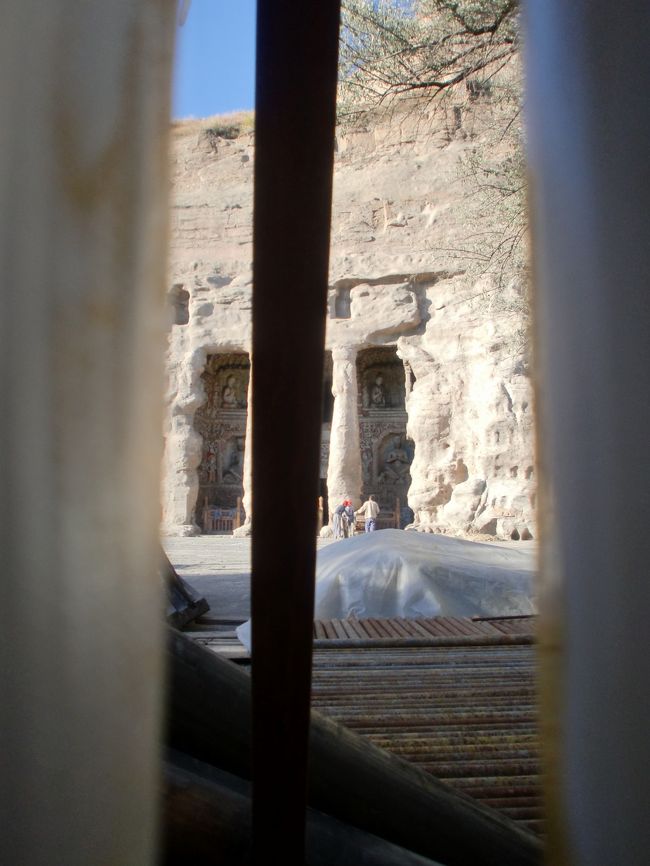 行儀が悪いですが、修復中の石窟を隙間から、覗かせてもらいました。